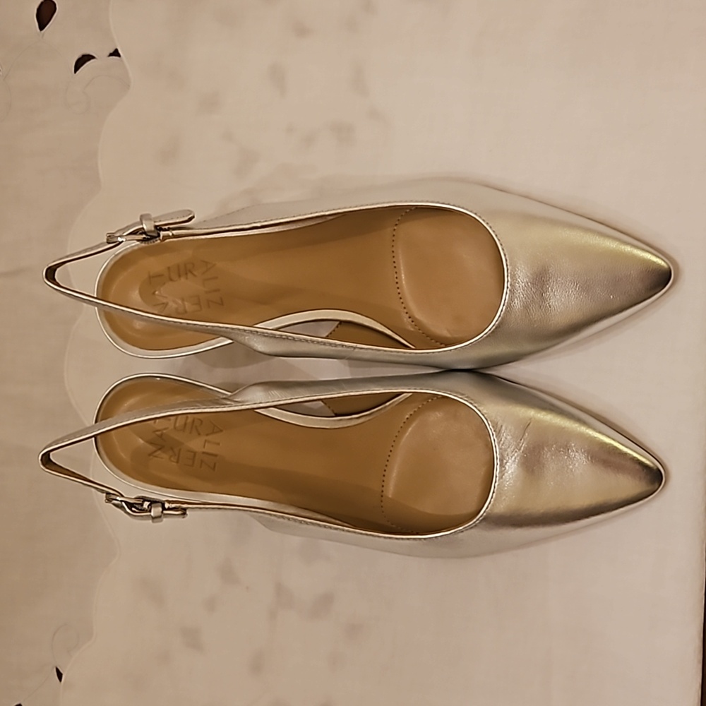 NATURALIZER  Silver Sling back pumps. Size 7W